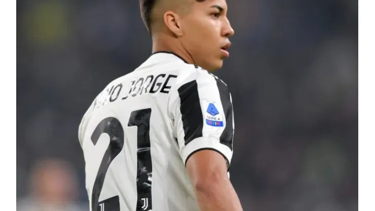 Kaio Jorge com a camisa da Juventus (Foto: Site oficial da Juventus)
