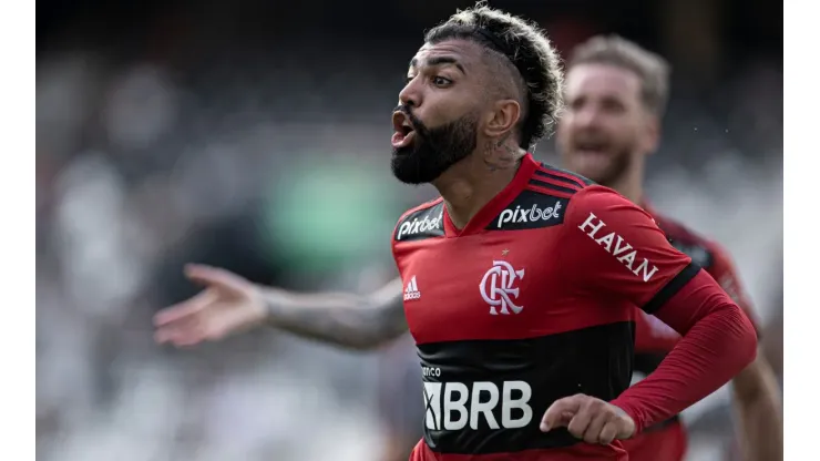 Jorge Rodrigues/AGIF. Gabigol se desentende com a torcida flamenguista em empate contra o Resende pelo Cariocão.
