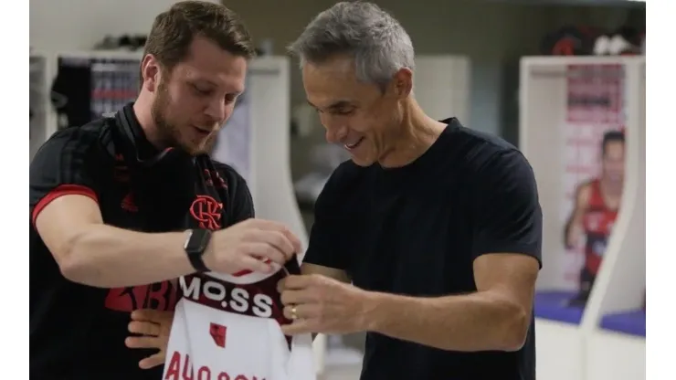 Paulo Sousa em encontro com técnico Gustavo de Conti (Foto: Twitter oficial do Flamengo)
