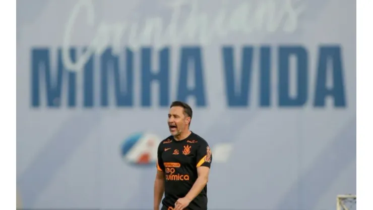 Vitor Pereira em treinamento com o Corinthians (Foto: Rodrigo Coca/Ag. Corinthians)
