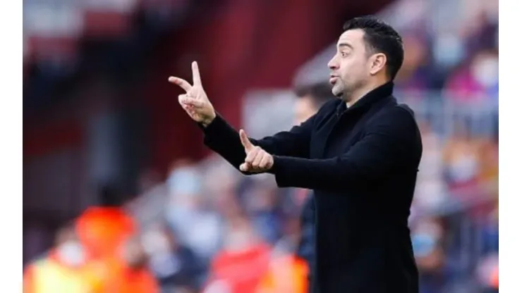 Xavi se rende ao talento de defensor do Barcelona e fala sobre seu futuro: "Depende do Clube" 