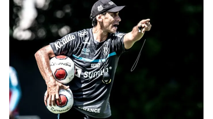 Fabián Bustos comandando treino no Santos (Foto: Twitter oficial do Santos)
