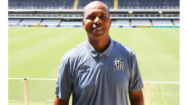 Técnico Orlando Ribeiro foi apresentado no Santos; ele comandará a equipe sub-20
