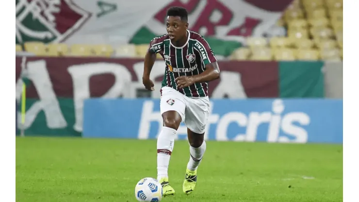 Alexandre Durão/Divulgação. Volante do Fluminense, Wellington reclama do estado do gramado na partida.
