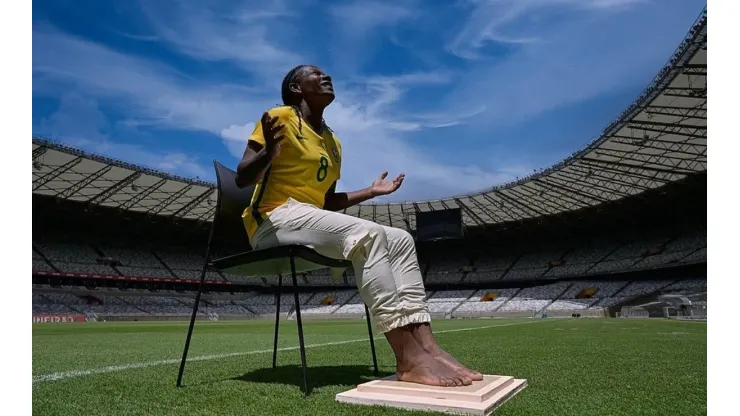 Formiga se torna a primeira mulher da história a ser eternizada na Calçada da Fama do Mineirão