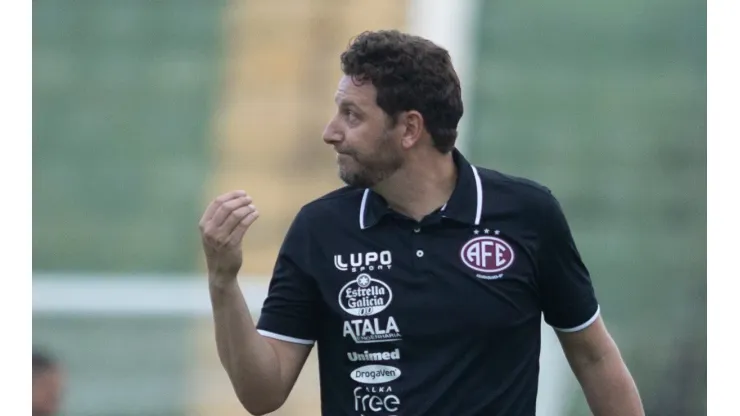 Diogo Reis/AGIF. Elano vê bom desempenho da Ferroviária, porém erros decisivos durante as partidas.
