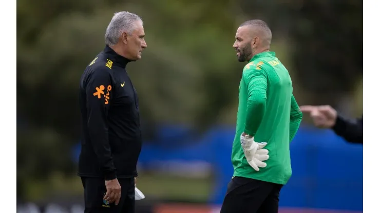 Weverton e Tite conversam; goleiro é um dos convocados que desfalcam suas equipes durante uma semana, nas partidas de Eliminatórias
