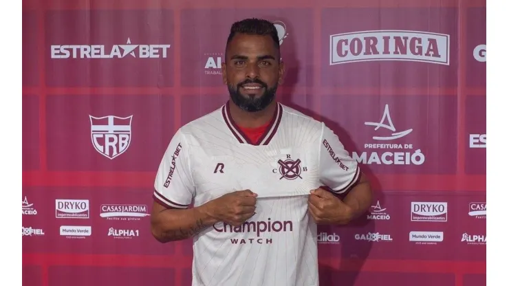 Foto: (Twitter Oficial CRB/@franciscocedrimfotografia) - Maicon pode estrear com a camisa do CRB nesta quinta (24)
