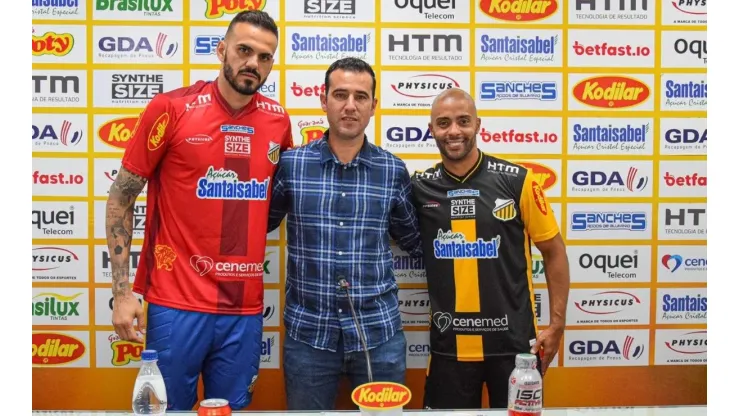 Foto: Reprodução/ Novorizontino | Rómario foi apresentado junto com o goleiro Lucas Frigeri
