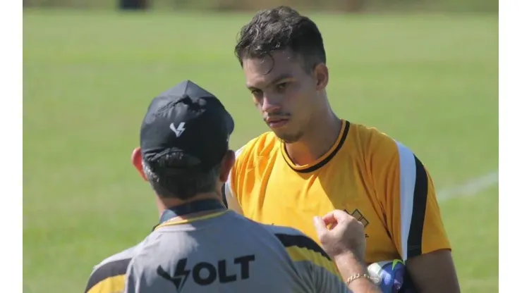 Foto: (Celso da Luz/Criciúma E.C.) - Zé Marcos deve ser titular na zaga do Criciúma na próxima rodada da Série B
