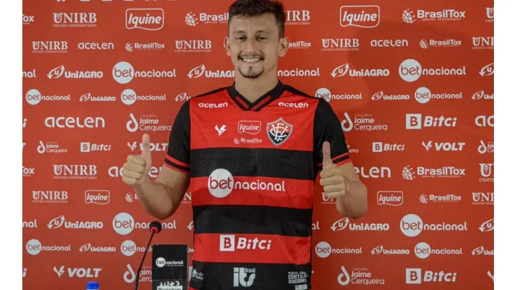 Lateral-esquerdo Sanchez, que se destacou pela Portuguesa-RJ, agora é jogador do Vitória
