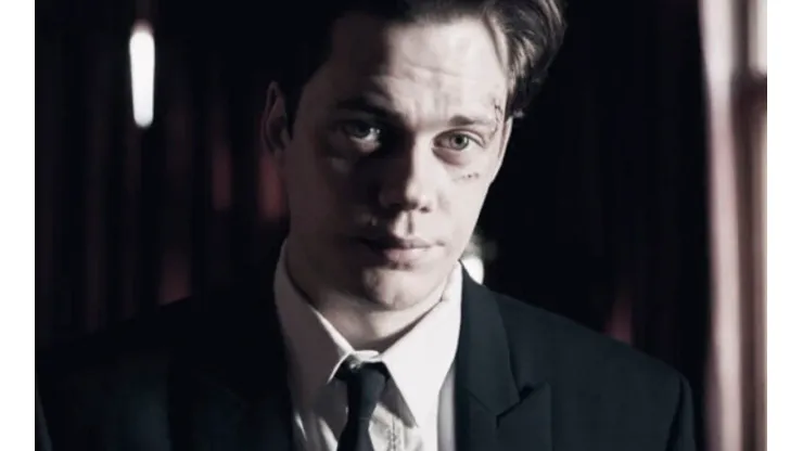 Bill Skarsgård interpreta Clark Olofsson na série da Netflix
