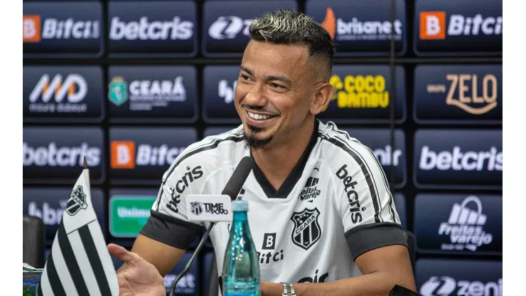 Rodrigo Lindoso com a camisa do Ceará (Foto: Twitter oficial do Ceará)
