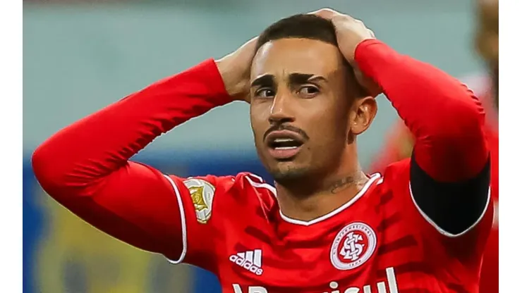 Thiago Galhardo com a camisa do Internacional (Foto: Pedro H. Tesch/AGIF)
