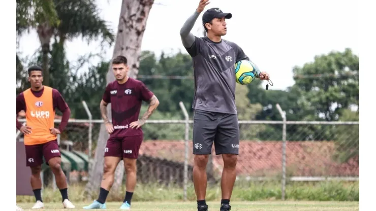 Tiago Pavini/Ferroviária SA. Apesar de muitas opções no elenco, Carpini vê defasagem em características no meio-campo da Locomotiva
