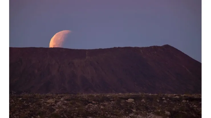 Astronautas um dia podem beber água de antigos vulcões lunares, sugere estudo.
