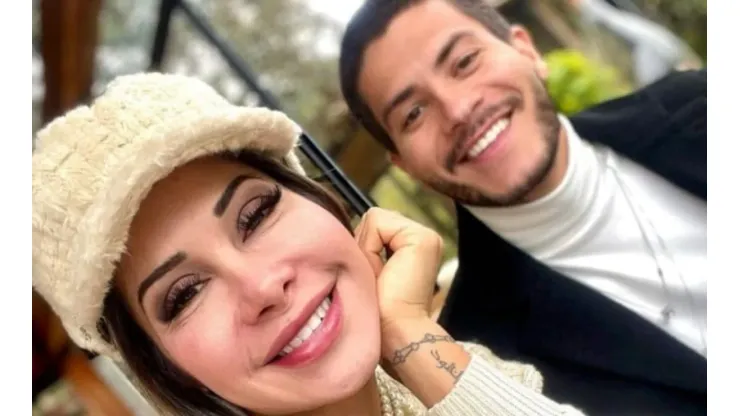 Reprodução/Instagram oficial de Arthur Aguiar - Arthur posa ao lado de sua esposa, Maíra Cardi.
