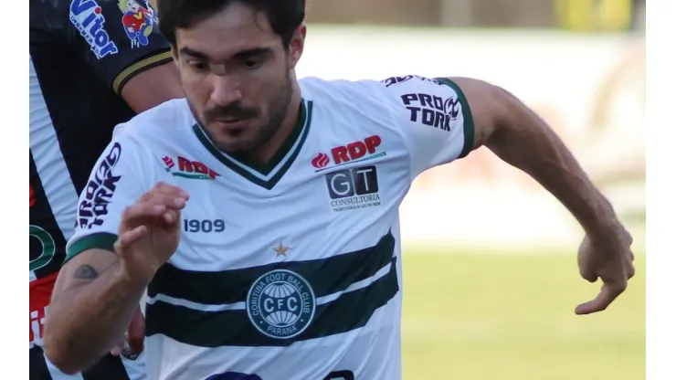 Cerutti com a camisa do Coritiba (Foto: Joao Vitor Rezende Borba/AGIF)
