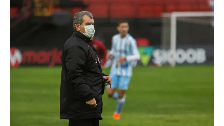 Agif/Volmer Perez - Atleta de Claudio Tencati se lesiona no Criciúma.
