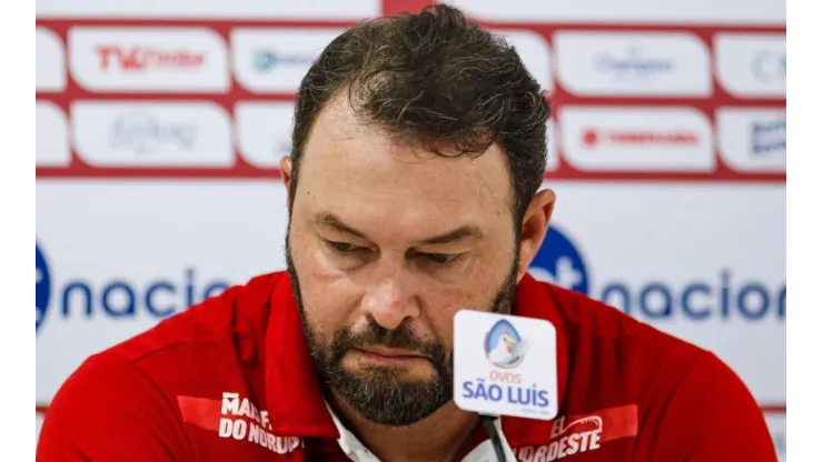 Foto: Rafael Vieira/AGIF - Roberto Fernandes faz pedido à torcida em duelo contra o Criciúma
