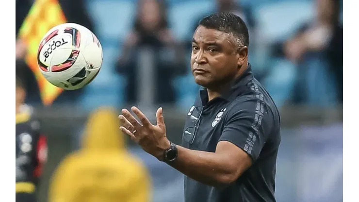 Foto: Pedro H. Tesch/AGIF - Roger Machado: com os novos reforços, técnico liberou saída de volante do Grêmio
