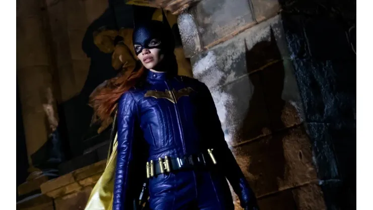 Leslie Grace caracterizada como Batgirl para filme cancelado
