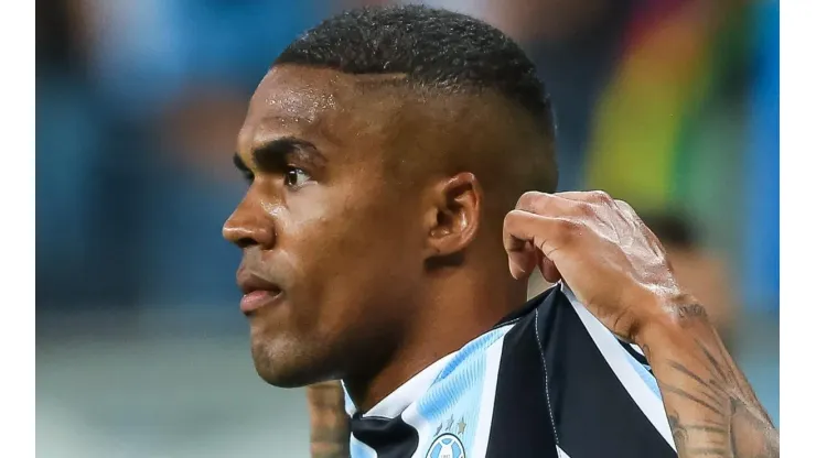 Douglas Costa esteve por detalhes de vestir camisa de algoz do Grêmio