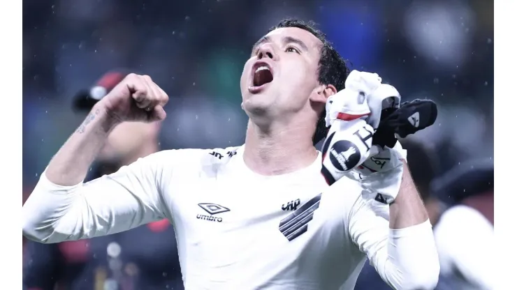 Foto: Ettore Chiereguini/AGIF - Pablo foi abraçado efusivamente por Felipão após classificação na Libertadores
