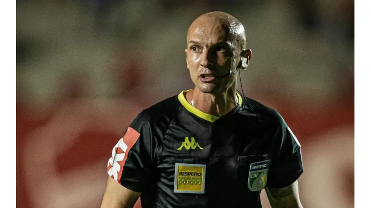 Foto: Heber Gomes/AGIF - Árbitro da partida foi muito criticado pelos jogadores em campo.
