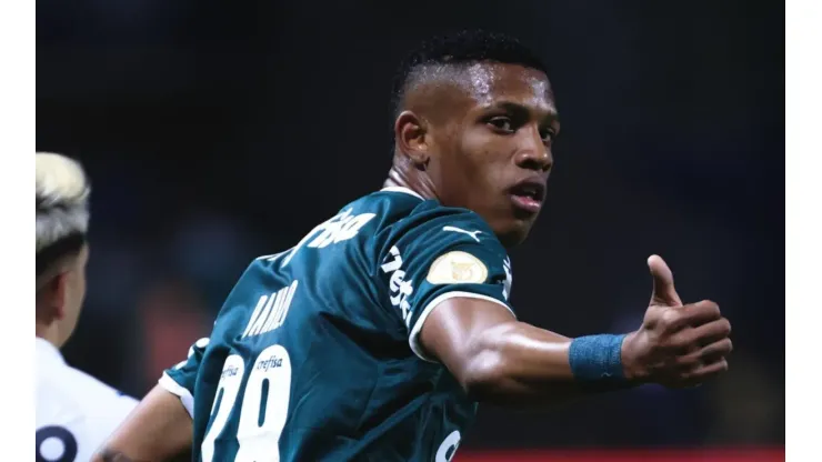 "Isso se complicou..."; Expulsão de Danilo do Palmeiras 'frustra' e 'esquenta' bastidores do Barcelona devido a atacante palmeirense