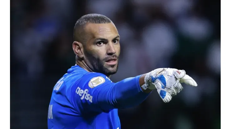 Ettore Chiereguini/AGIF/ "Um jogador que pensa diferente, raramente ele faz o comum"; Weverton deixa clubismo de lado e se rende a titular do Santos.
