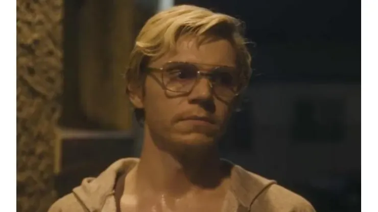 O ator Evan Peters interpreta Dahmer na série - Imagem: Reprodução/Netflix
