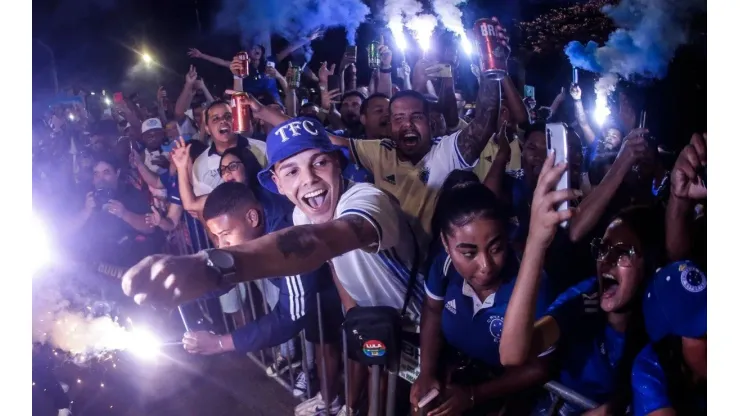 Foto: Staff Images/Cruzeiro - Torcida festejando na madrugada de sexta-feira (31) para sábado (1).
