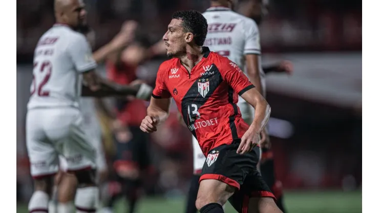 Foto: Heber Gomes/AGIF - Baralhas está entre um dos suspensos do Atlético-GO
