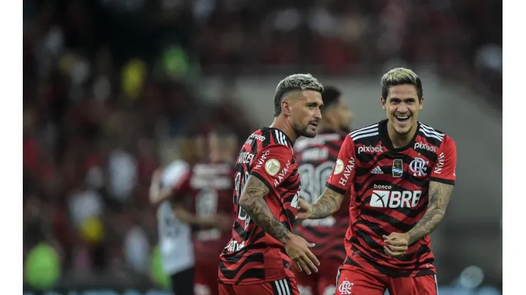 Agif/Thiago Ribeiro - Arrascaeta e Pedro comemoram vaga na final da Copa do Brasil
