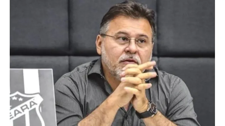 Felipe Santos/CearaSC.com - Robinson de Castro é avisado sobre penalidade ao Ceará
