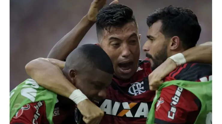 Foto: Getty Images - Dourado (à direita) defendeu o Flamengo anteriormente; hoje, Vasco tem interesse no centroavante
