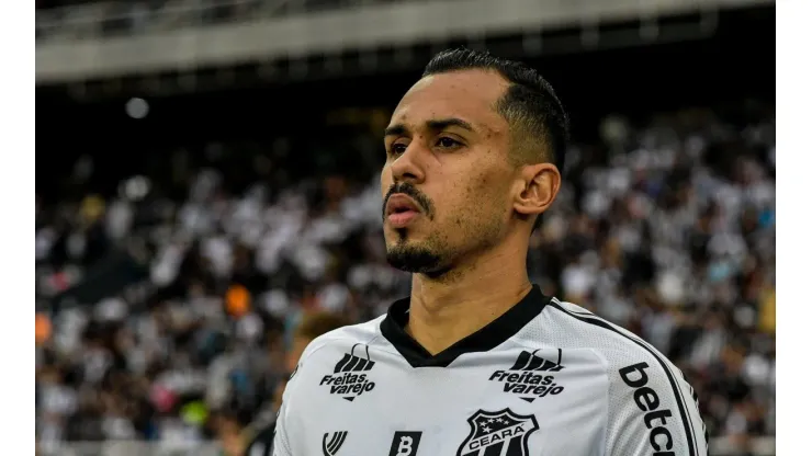 Foto: Thiago Ribeiro/AGIF - Lima é outro que deve sair em "barca" do Ceará para 2023
