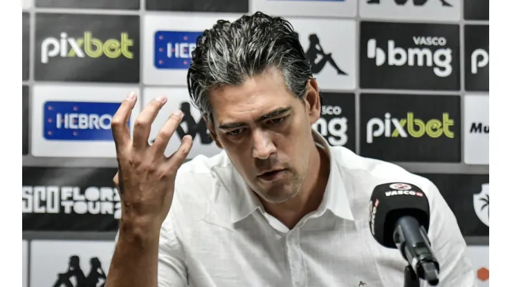 Paulo Bracks entrega sobre futuro de Alex Teixeira no Vasco