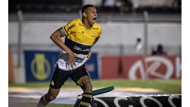 Foto: Diogo Reis/AGIF - Hygor comemorando gol diante da Ponte Preta.
