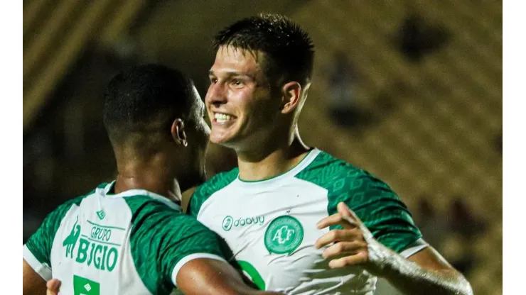 Foto: Thiago Limas/AGIF - Perotti teve boa média de gols no seu período de Chapecoense.
