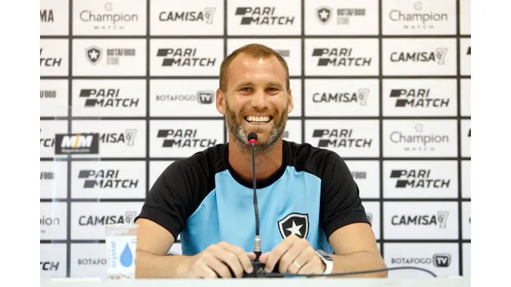 Joel Carli concedeu entrevista coletiva no Botafogo - Foto: Twitter oficial do Botafogo
