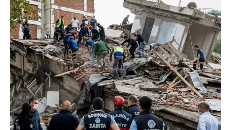 Equipes de resgate foram mobilizadas para procurar sobreviventes nos escombros - Foto: Usame Ari/Getty Images
