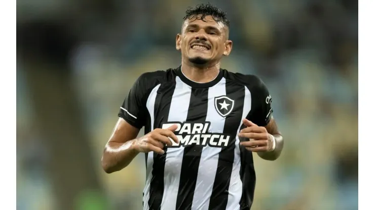 Foto: Jorge Rodrigues/AGIF - Tiquinho Soares: atacante foi baixa no Botafogo contra o Sergipe
