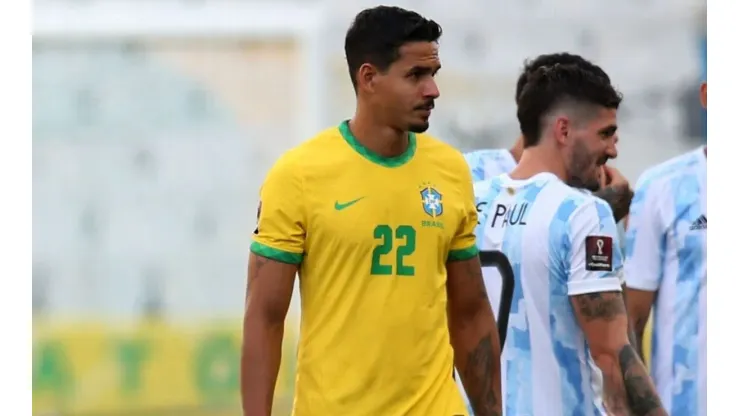 Lucas Veríssimo com a camisa da Seleção Brasileira - Foto: Alexandre Schneider/Getty Images
