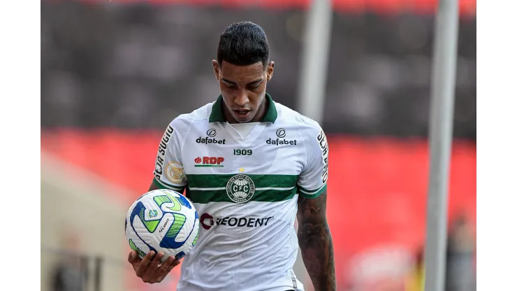 Foto: (Thiago Ribeiro/AGIF) - Alef Manga está afastado pelo Coritiba
