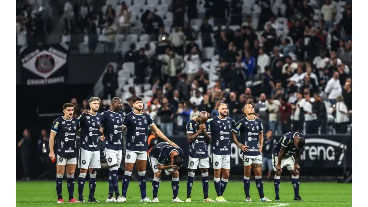 Foto: Marcello Zambrana/AGIF Time do Remo ficou bastante triste após ser vice-campeão
