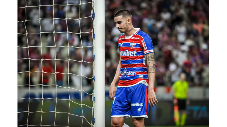 Foto: (Kely Pereira/AGIF) - Thiago Galhardo falou sobre a eliminação do Fortaleza na Copa do Brasil
