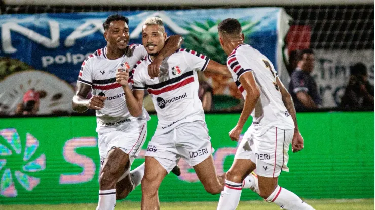 Foto: Paulo Paiva/AGIF - Hugo Cabral, jogador do Santa Cruz, comemora seu gol com jogadores do seu time durante partida contra o Caucaia no estadio Arruda pelo campeonato Copa do Nordeste 2023. 
