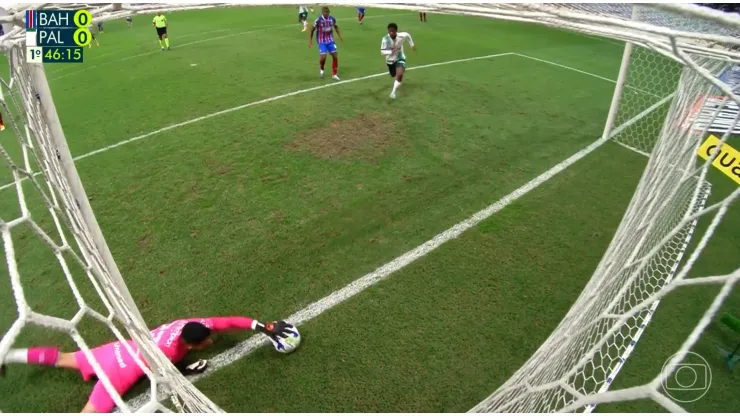 Foto: Reprodução/Globo - Imagem do VAR exatamente no lance em que Marcos Felipe tenta salvar chute de Artur, do Palmeiras
